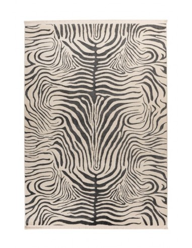 Tappeto moderno nero, elegante e resistente, dialogo tra tradizione e innovazione.