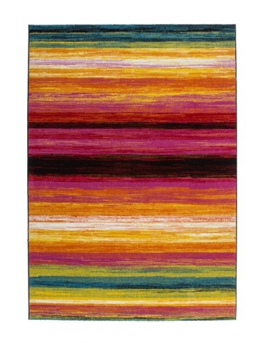 Tappeto moderno con pattern geometrico e colori vibranti.