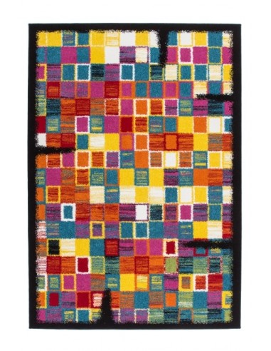 Tappeto moderno con pattern geometrico e colori vibranti.